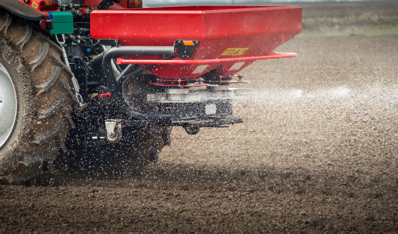 kunstmest op land strooien met tractor